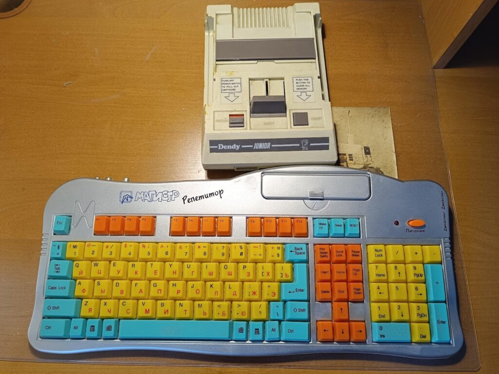 Приставки-”клоны” Nintendo Famicom – Dendy Junior (вторая половина 1990-х) и Магистр Репетитор (начало 2000-х)