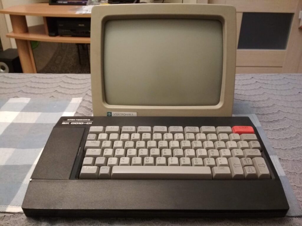 Компьютер БК 0010-01 с дисплеем МС 6105 (1987 год)